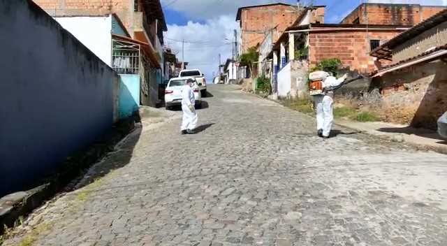 Camacã: Secretaria de Saúde realiza bloqueio espacial de combate a Dengue em ruas da cidade
